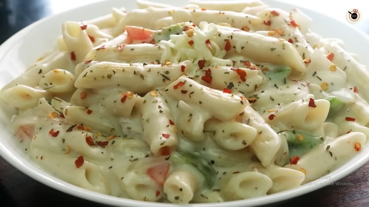 white-sauce-pasta-creamy-cheesy