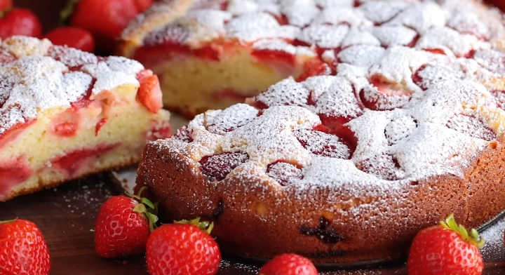 easy-strawberry-cake-recipe-with-sauce